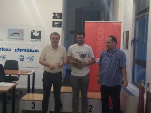 Asier Etxagibel recibe el 2º premio de manos de Eli Argandoña y Alex Cantabrana